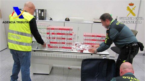Agentes de la Guardia Civil y la Agencia Tributaria junto al tabaco incautado