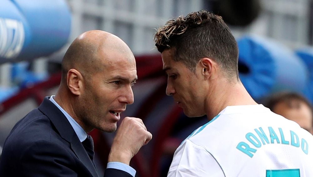 Zidane conversa con Cristiano en Ipurúa
