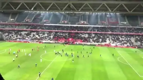 Los hinchas del Lille saltan al césped para intentar agredir a sus jugadores Los hinchas del Lille saltan al césped para intentar agredir a sus jugadores