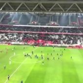 Los hinchas del Lille saltan al césped para intentar agredir a sus jugadores
