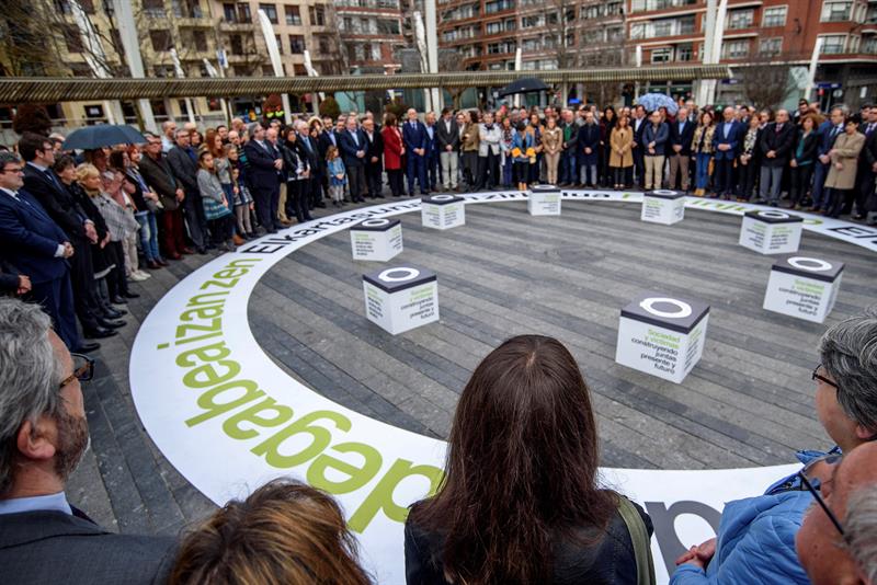 Urkullu proclama en nombre del Gobierno Vasco y de la sociedad que "el sufrimiento de las víctimas del terrorismo fue injusto" Urkullu proclama en nombre del Gobierno Vasco y de la sociedad que "el sufrimiento de las víctimas del terrorismo fue injusto"