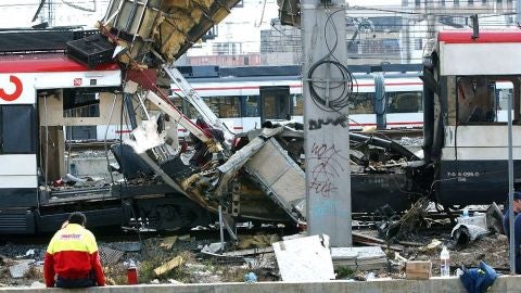 Restos de uno de los vagones en la estaci&oacute;n de Atocha tras una explosi&oacute;n el 11M