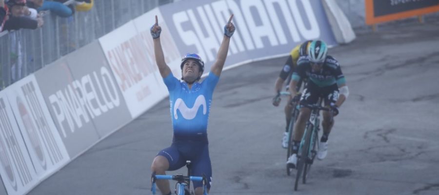 Mikel Landa alza los brazos en la meta de Sassotetto Mikel Landa alza los brazos en la meta de Sassotetto