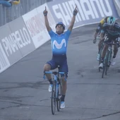 Mikel Landa alza los brazos en la meta de Sassotetto Mikel Landa alza los brazos en la meta de Sassotetto