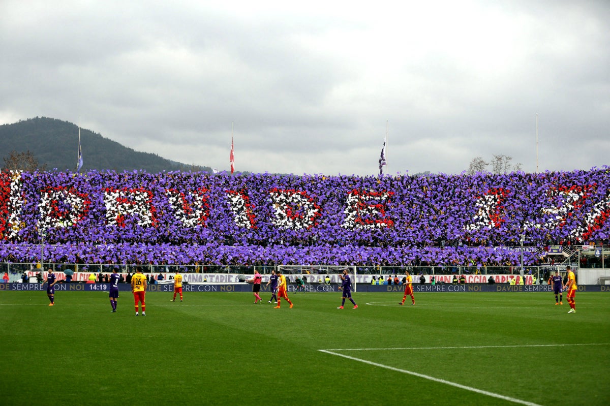 La Fiorentina interrumpe su partido ante el Benevento en el minuto 13 en homenaje a Davide Astori La Fiorentina interrumpe su partido ante el Benevento en el minuto 13 en homenaje a Davide Astori