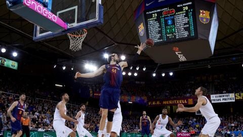Ante Tomic captura un rebote ante el Real Madrid