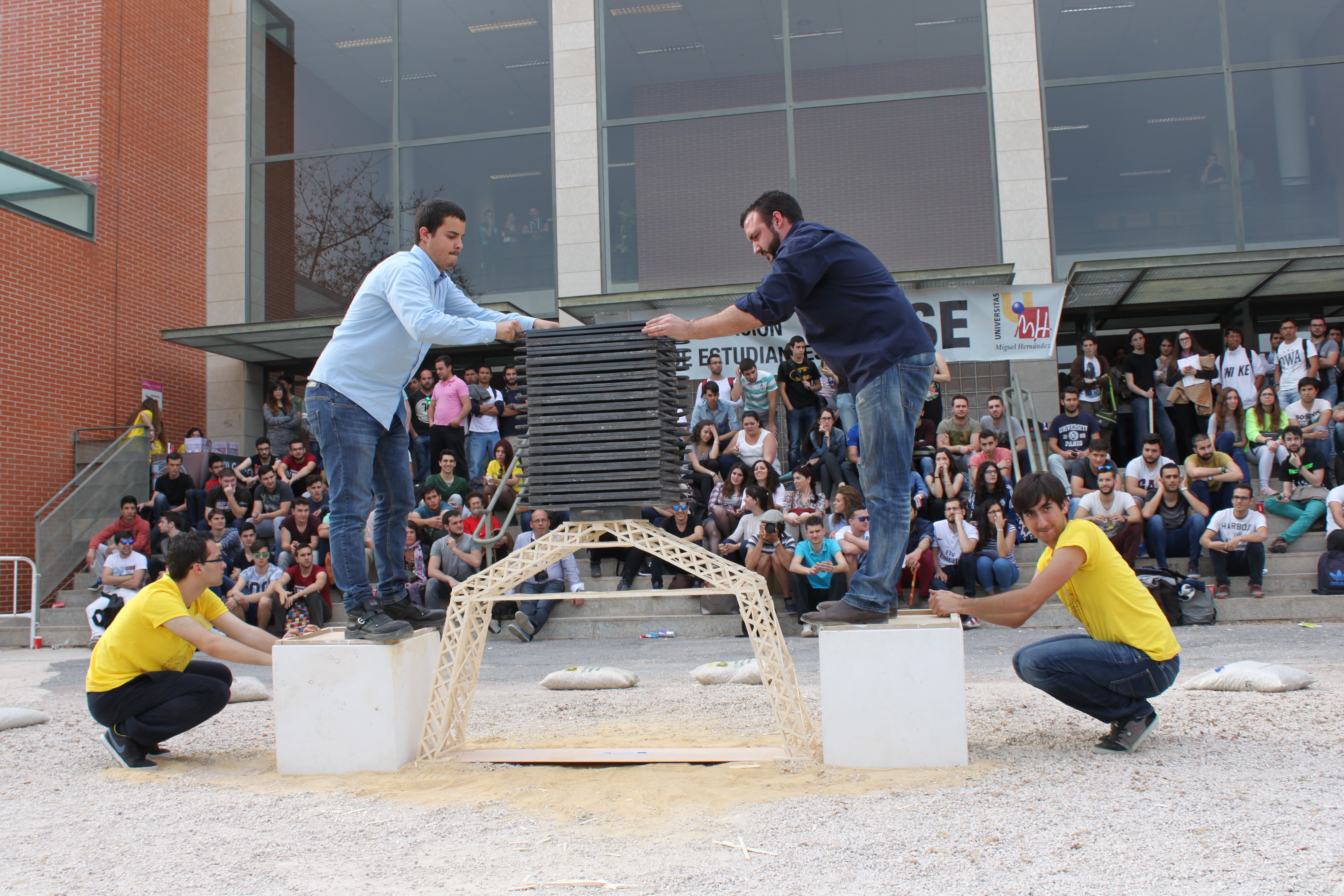 El concurso de puentes hechos con palillos de helado de la UMH se internacionaliza El concurso de puentes hechos con palillos de helado de la UMH se internacionaliza
