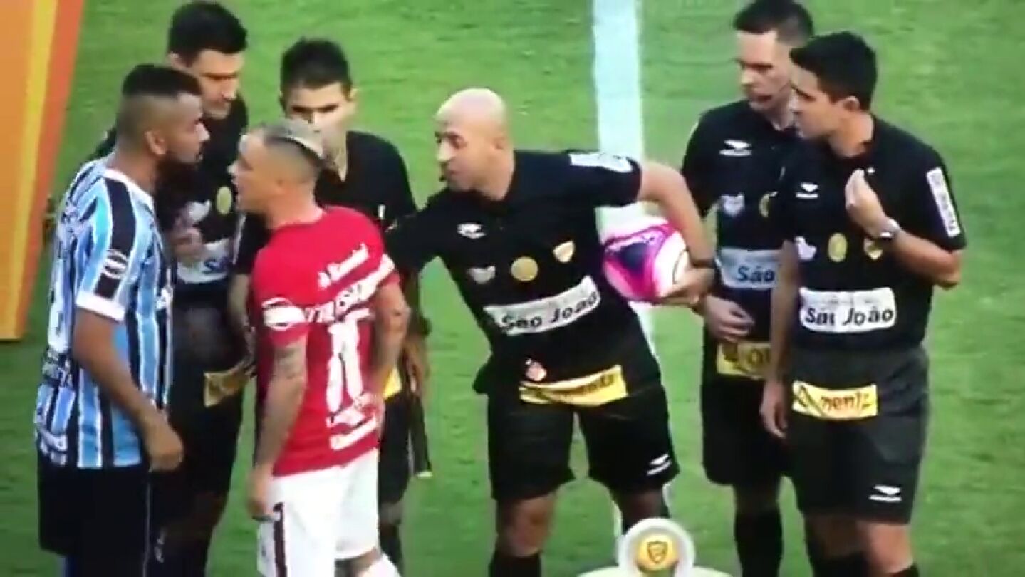 Dos jugadores se encaran....&iexcl;En el saludo inicial!