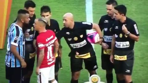 Dos jugadores se encaran....&iexcl;En el saludo inicial!