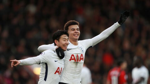 Son celebrando un gol