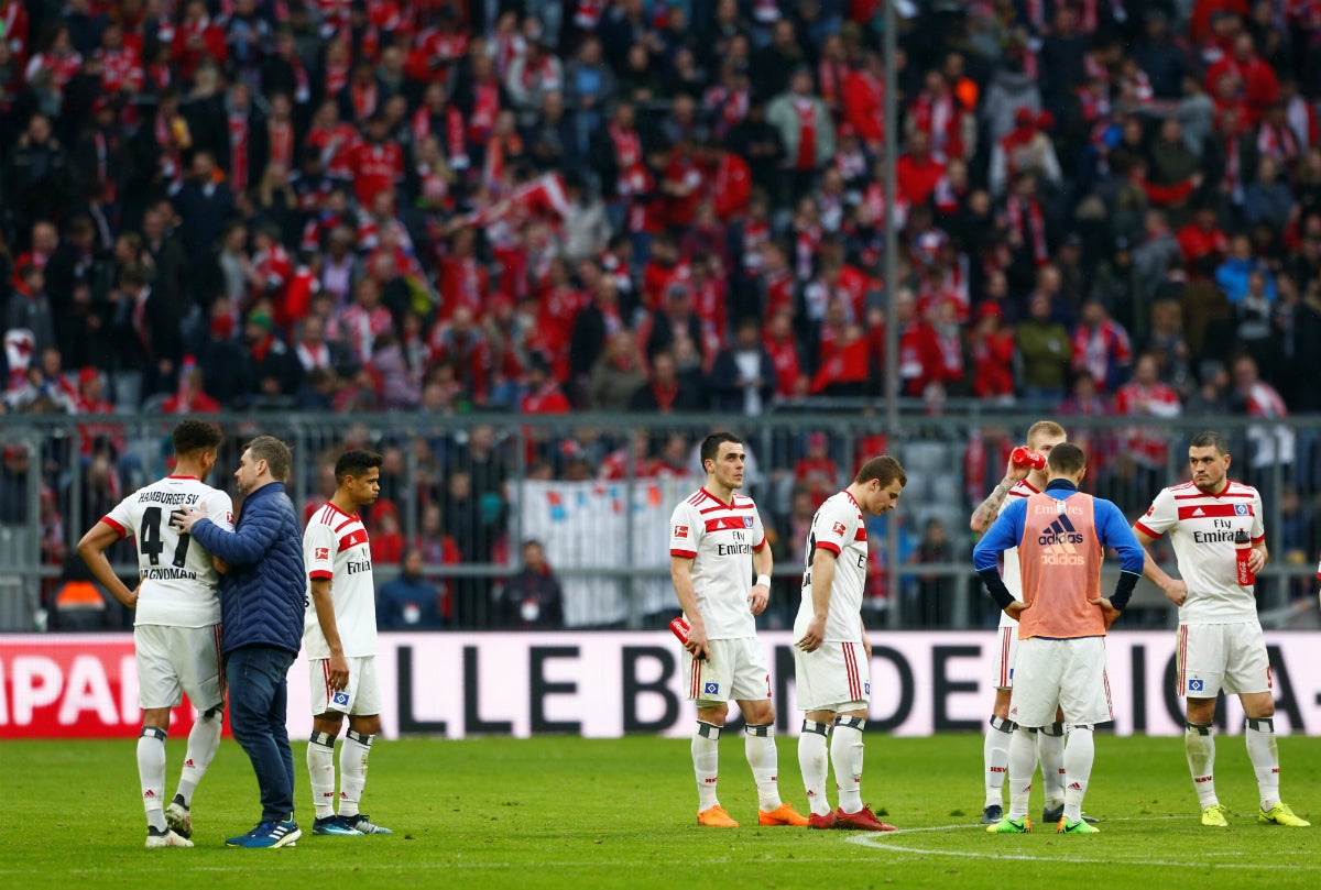 Amenazan al Hamburgo colgando once cruces en la valla de su campo de entrenamiento: '¡Ha llegado vuestra hora!' Amenazan al Hamburgo colgando once cruces en la valla de su campo de entrenamiento: '¡Ha llegado vuestra hora!'