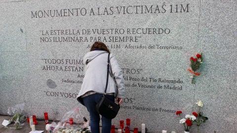 Flores y velas junto al monumento a las v&iacute;ctimas de los atentados del 11M, con motivo del decimocuarto aniversario de la masacre