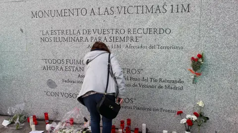 Flores y velas junto al monumento a las víctimas de los atentados del 11M, con motivo del decimocuarto aniversario de la masacre Flores y velas junto al monumento a las víctimas de los atentados del 11M, con motivo del decimocuarto aniversario de la masacre