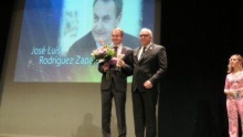 Rodr&iacute;guez Zapatero recibi&oacute; el premio de manos del alcalde de Manzanares, Juli&aacute;n Nieva