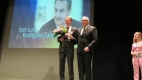 Rodríguez Zapatero recibió el premio de manos del alcalde de Manzanares, Julián Nieva Rodríguez Zapatero recibió el premio de manos del alcalde de Manzanares, Julián Nieva