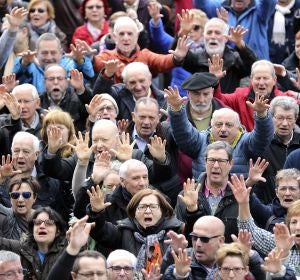 Pensionistas durante la concentración en Bilbao de la plataforma de asociaciones de jubilados, viudas y pensionistas de Bizkaia Pensionistas durante la concentración en Bilbao de la plataforma de asociaciones de jubilados, viudas y pensionistas de Bizkaia