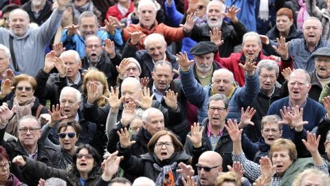 Pensionistas durante la concentraci&oacute;n en Bilbao de la plataforma de asociaciones de jubilados, viudas y pensionistas de Bizkaia