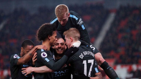 Silva celebra uno de sus goles ante el Stoke con sus compa&ntilde;eros