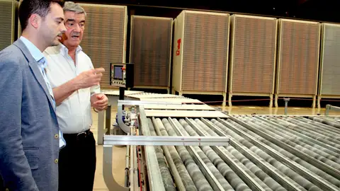 Ximo Huguet durante una visita a una empresa cerámica. CURSO CERÁMICA