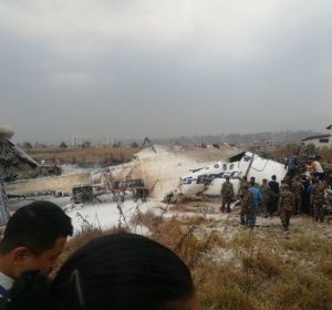 Restos del avión que se ha estrellado en el aeropuerto de Katmandú Restos del avión que se ha estrellado en el aeropuerto de Katmandú