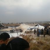 Restos del avión que se ha estrellado en el aeropuerto de Katmandú 