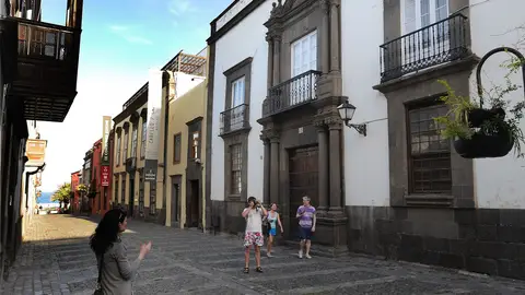 Calle de los Balcones. Barrio Vegueta Las Palmas de Gran Canaria, en busca de sol y playa en pleno mes de marzo