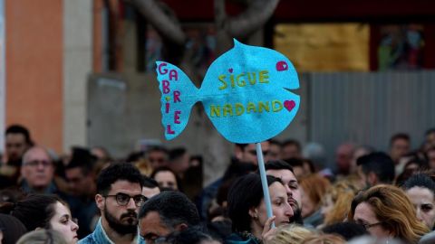 Una mujer con el c&aacute;rtel de un 'Pesca&iacute;to' durante la concentraci&oacute;n convocada en duelo por la muerte de Gabriel Cruz