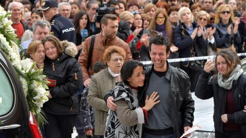 Los padres de Gabriel tras finalizar el funeral de su hijo