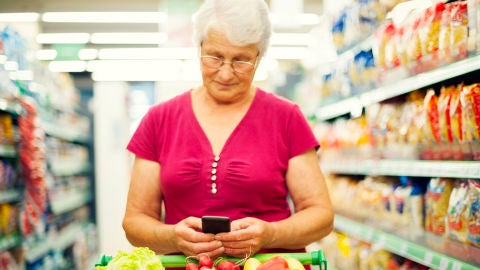 Se&ntilde;ora haciendo la compra en el supermercado