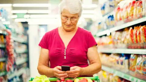 Señora haciendo la compra en el supermercado Señora haciendo la compra en el supermercado