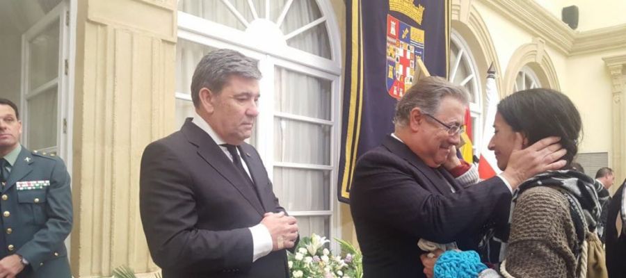 Juan Ignacio Zoido recibe de la manos de la madre de Gabriel la bufanda del pequeño Juan Ignacio Zoido recibe de la manos de la madre de Gabriel la bufanda del pequeño