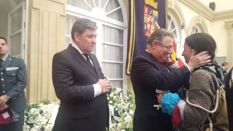 Juan Ignacio Zoido recibe de la manos de la madre de Gabriel la bufanda del peque&ntilde;o