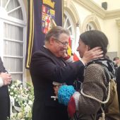 Juan Ignacio Zoido recibe de la manos de la madre de Gabriel la bufanda del pequeño