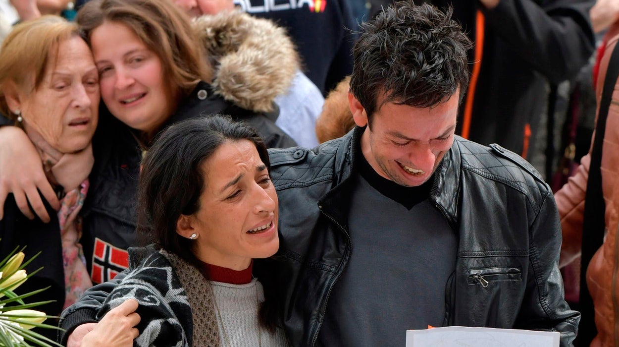 La madre de Gabriel a la salida del funeral: "Sabemos que estará jugando con sus peces y la bruja ya no existe" La madre de Gabriel a la salida del funeral: "Sabemos que estará jugando con sus peces y la bruja ya no existe"