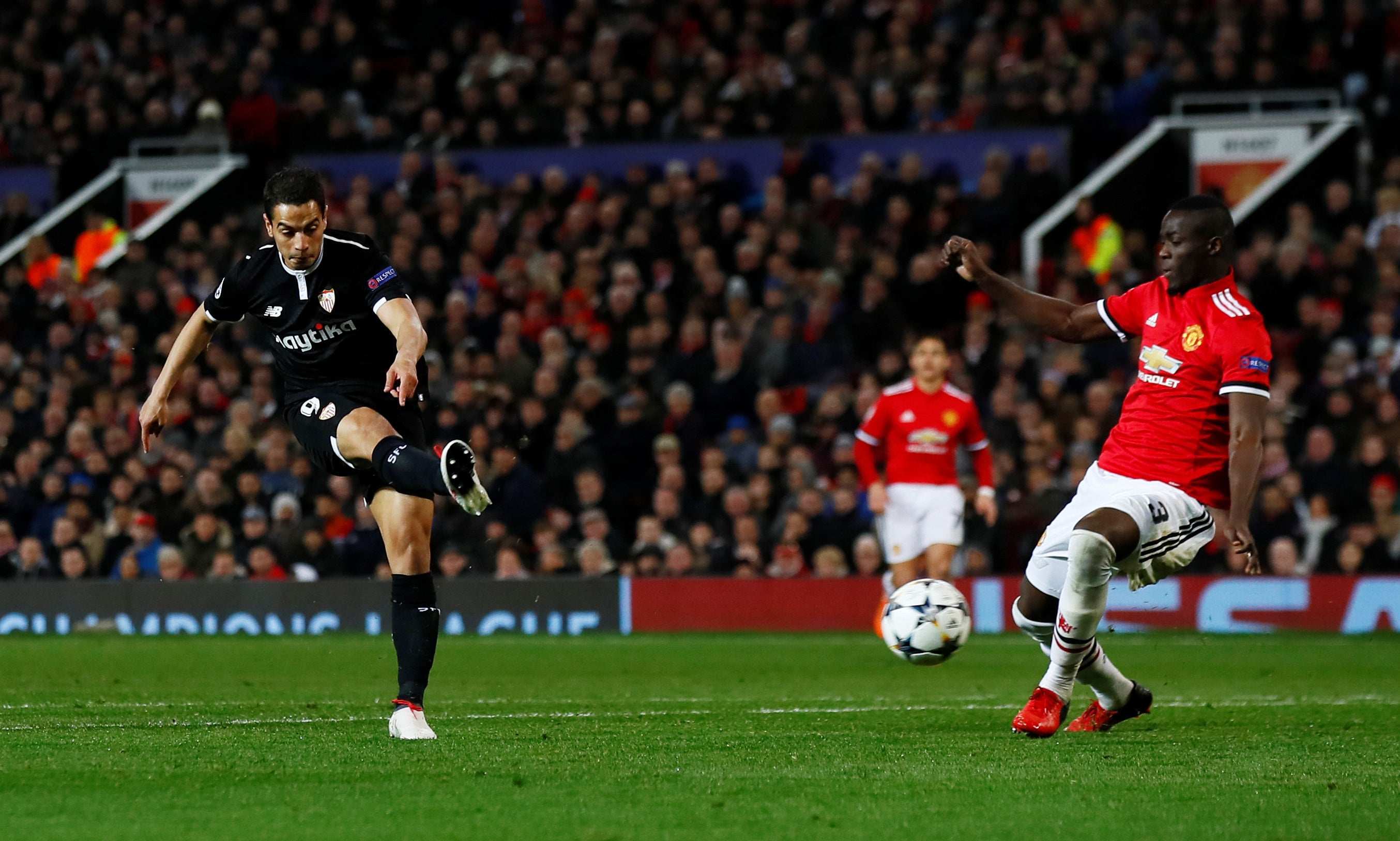 Manchester United 1-2 Sevilla. El club hispalense hace historia venciendo en Old Trafford con doblete de Ben Yedder Manchester United 1-2 Sevilla. El club hispalense hace historia venciendo en Old Trafford con doblete de Ben Yedder