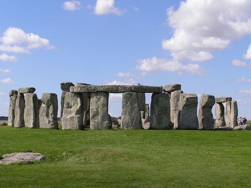 Detenido dos ecologistas tras rociar con pintura naranja el monumento de Stonehenge Detenido dos ecologistas tras rociar con pintura naranja el monumento de Stonehenge