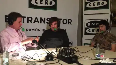 El Mago Pop sorprende a Fernando Alonso con un truco de magia con cartas El Mago Pop sorprende a Fernando Alonso con un truco de magia con cartas