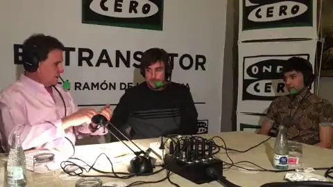 El Mago Pop sorprende a Fernando Alonso con un truco de magia con cartas 