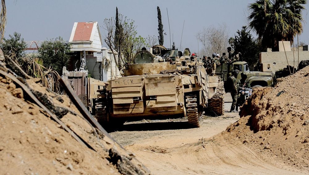 Varios vehículos blindados del Ejército sirio avanzan durante la operación militar contra la organización Jabhat al-Nusra en Guta Oriental