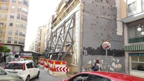 Fachada apuntalada del edificio de Riegos El Progreso