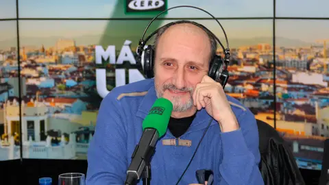 José Luis Gil en los estudios de Onda Cero José Luis Gil durante una entrevista en Onda Cero