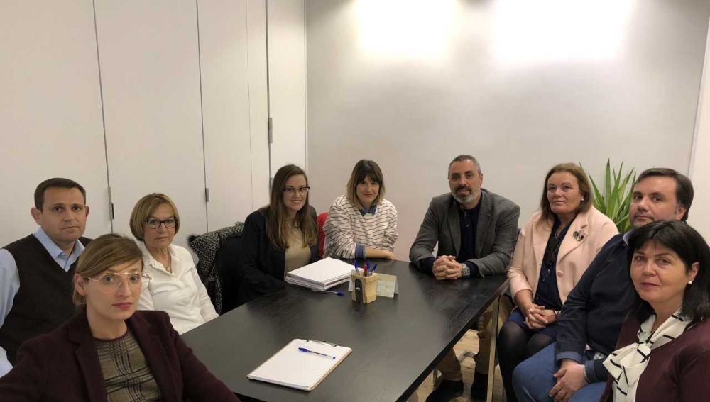 Los concejales del PP, Erica Sánchez y Vicente Granero, con representantes de la Asociación de Comerciantes del Centro de Elche