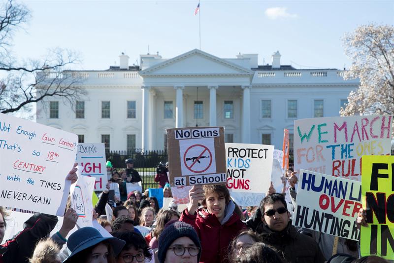 Miles de estudiantes protestan en EEUU para exigir más control en la venta de armas, un mes después de la masacre de Parkland Miles de estudiantes protestan en EEUU para exigir más control en la venta de armas, un mes después de la masacre de Parkland