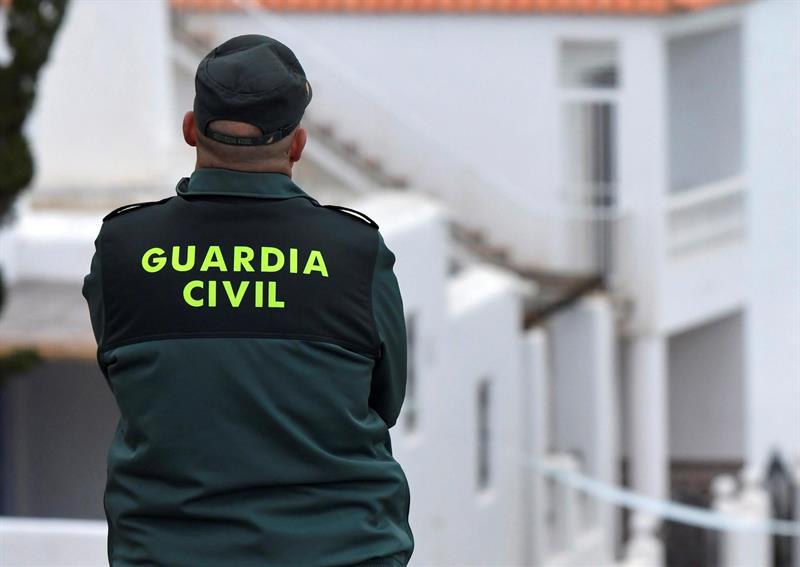 Detienen a una mujer de 64 años tras intentar atracar una oficina bancaria en Montehermoso con un arma blanca Detienen a una mujer de 64 años tras intentar atracar una oficina bancaria en Montehermoso con un arma blanca