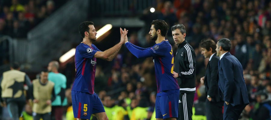 André Gomes entra al terreno de juego por Sergio Busquets André Gomes entra al terreno de juego por Sergio Busquets