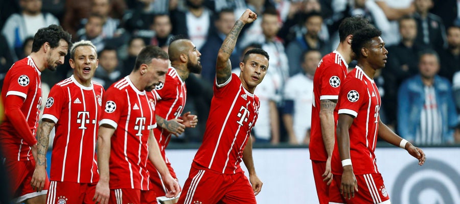 Thiago celebra con sus compañeros su gol ante el Besiktas Thiago celebra con sus compañeros su gol ante el Besiktas