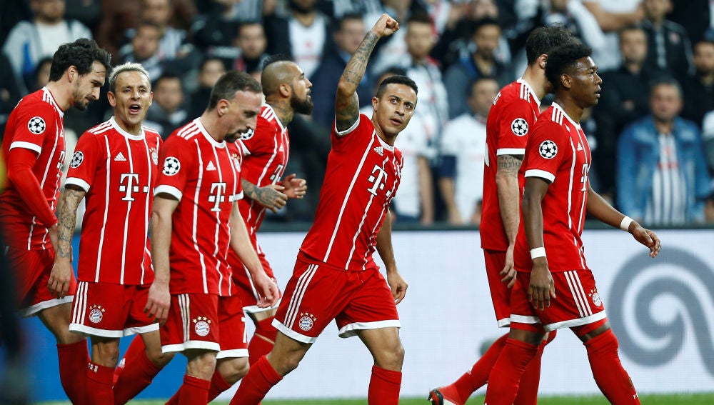 Thiago celebra con sus compañeros su gol ante el Besiktas