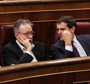 El líder de Ciudadanos, Albert Rivera, conversa con el portavoz del grupo en el Congreso, Juan Carlos Girauta El líder de Ciudadanos, Albert Rivera, conversa con el portavoz del grupo en el Congreso, Juan Carlos Girauta