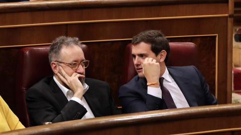 El l&iacute;der de Ciudadanos, Albert Rivera, conversa con el portavoz del grupo en el Congreso, Juan Carlos Girauta 