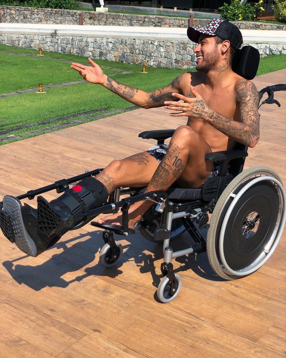 Neymar homenajea en Twitter a Stephen Hawking con una foto en silla de ruedas Neymar homenajea en Twitter a Stephen Hawking con una foto en silla de ruedas